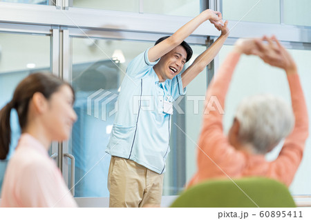 介護士、ケアホーム、体操 60895411