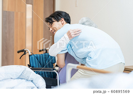 シニア、ケアホーム、介護士、車いす 60895569