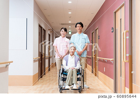 シニア、ケアホーム、介護士、車いす 60895644
