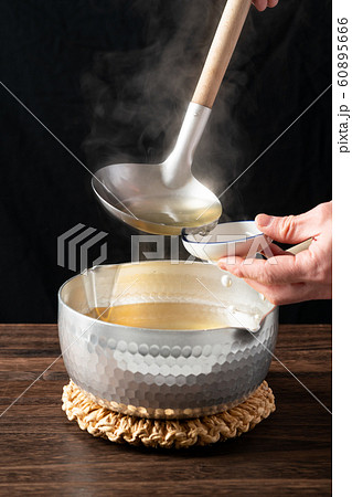 出汁を味見する板前 60895666