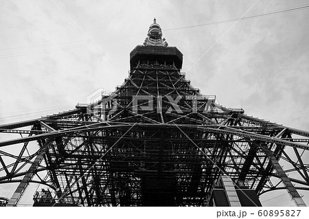 東京タワーを下から見上げててっぺんまで見えるモノトーン画像の写真素材 6057