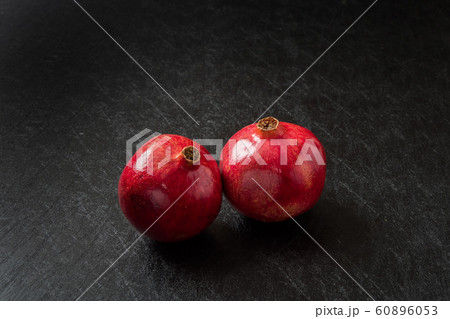 ざくろの実　Bright red and beautiful pomegranate fruit 60896053