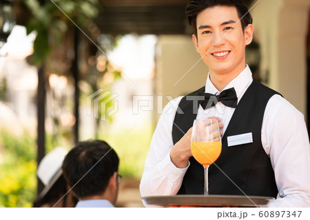 男性 カフェ スタッフ 男性 カフェ スタッフ 60897347