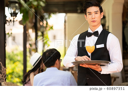 男性　カフェ　スタッフ 60897351