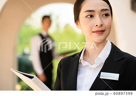 男女　ホテル　スタッフ 60897399