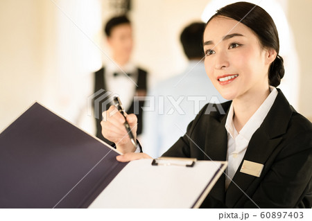 女性　ホテル　スタッフ 60897403