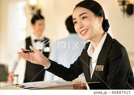 女性　ホテル　スタッフ 60897415