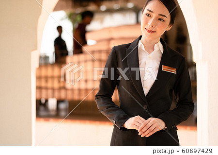女性　ホテル　スタッフ 60897429