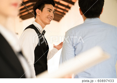 男性　ホテル　スタッフ 60897433