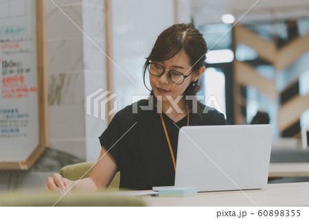働く女性　30代 60898355