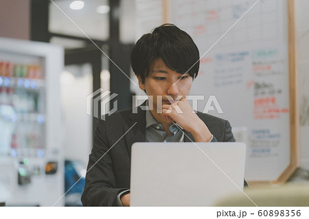 働く男性 60898356