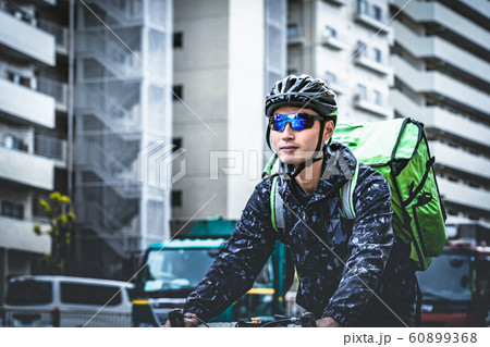 フードデリバリー　男性 60899368