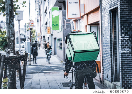 フードデリバリー　男性 60899379