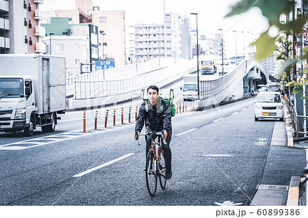 フードデリバリー 男性 フードデリバリー 男性 60899386