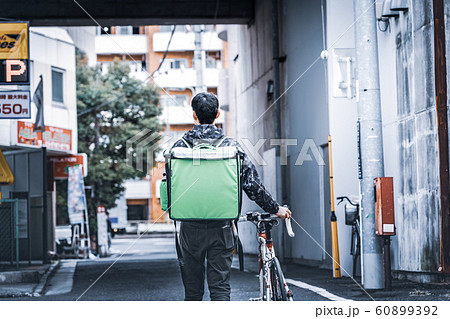 フードデリバリー　男性 60899392