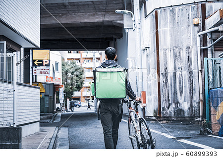 フードデリバリー　男性 60899393