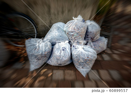 公園の落葉のゴミ 公園の落葉のゴミ 60899557