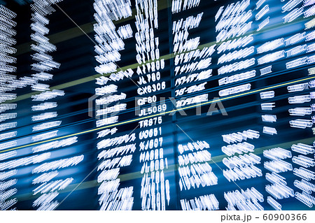 ズーミングした空港の出発便案内板 60900366