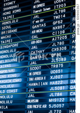 空港の出発便案内板 空港の出発便案内板 60900367