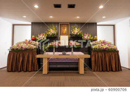 祭壇 お葬式 通夜 式場 告別式 葬儀 葬祭 家族葬 供花 花 生花の写真素材 祭壇 お葬式 通夜 式場 告別式 葬儀 葬祭 家族葬 供花 花 生花の写真素材