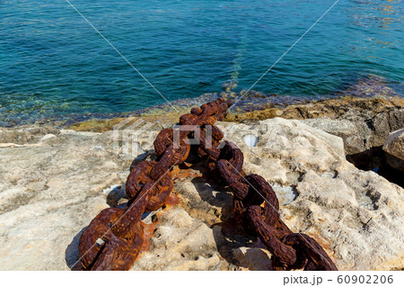 A metal chain attached to the bollard at port 60902206