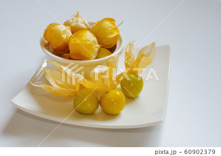 皿の上の食用ほおずき 60902379