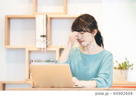 ビジネス カジュアル コワーキング 若い女性 60902608
