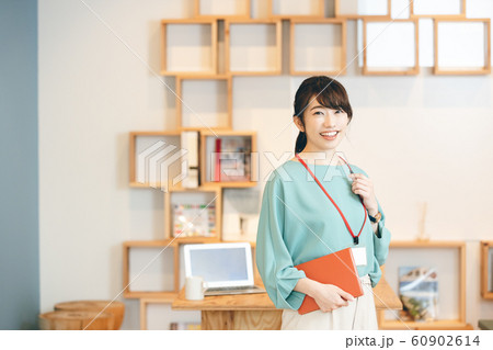 ビジネス カジュアル コワーキング 若い女性 60902614