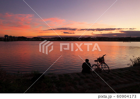 夕映えの川(人のシルエットあり) 夕映えの川(人のシルエットあり) 60904173
