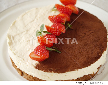 ホワイトチョコのムースケーキ　（横位置アップ） 60904476