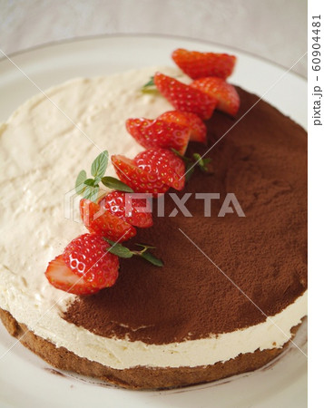 ホワイトチョコのムースケーキ (縦位置ハイアングル) ホワイトチョコのムースケーキ (縦位置ハイアングル) 60904481