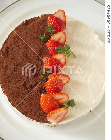 ホワイトチョコのムースケーキ (ハイアングル) ホワイトチョコのムースケーキ (ハイアングル) 60904485