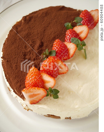 ホワイトチョコレートのムースケーキ (ハイアングル) ホワイトチョコレートのムースケーキ (ハイアングル) 60904488