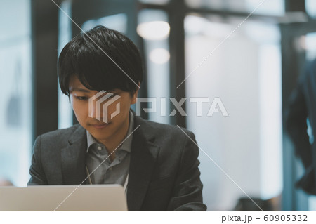 ビジネスマン 20代 ビジネスマン 20代 60905332