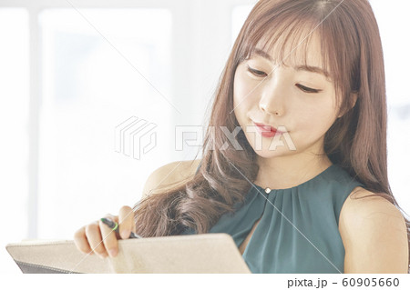若い女性 女性 女 60905660