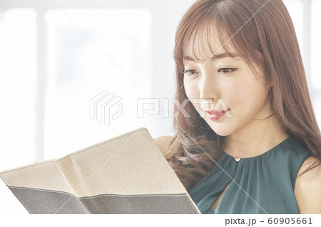 若い女性 女性 女 60905661