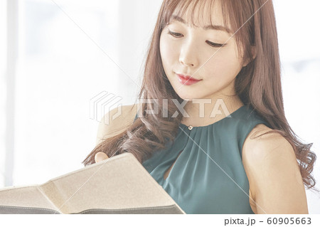 若い女性 女性 女 60905663