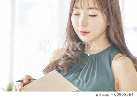 若い女性 女性 女 60905664