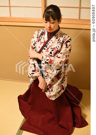 袴姿で佇む女性 袴姿で佇む女性 60906897
