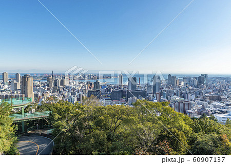 兵庫県神戸市　快晴のヴィーナスブリッジと神戸の街並み 60907137