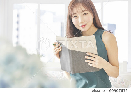 若い女性 女性 女 60907635