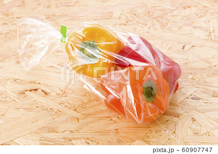 三色のカラーピーマン（袋入り） 60907747