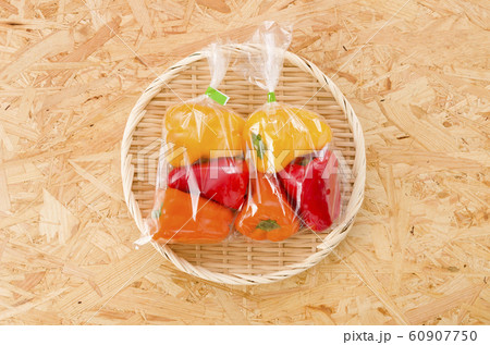 三色のカラーピーマン（袋入り） 60907750