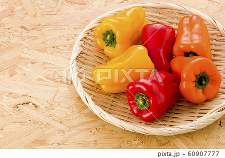 三色のカラーピーマン 60907777
