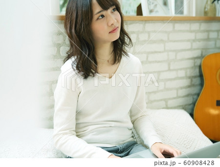 自宅でパソコンを操作する女性イメージ 自宅でパソコンを操作する女性イメージ 60908428