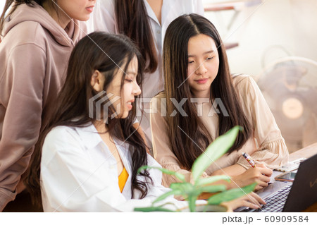 Casual business women meeting in co orking space Casual business women meeting in co orking space 60909584