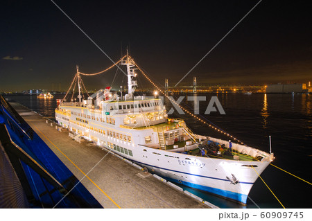 日本の横浜都市景観　出航前のロイヤルウイングなどを望む(夜景） 60909745