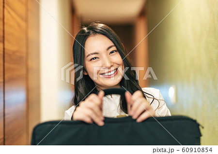 主婦 見送り 玄関 60910854