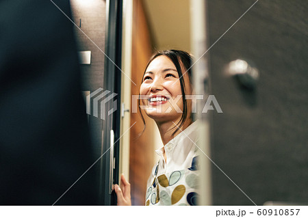 主婦 お迎え 送る 玄関 60910857