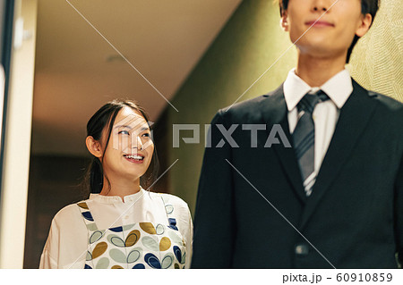 主婦 見送る 玄関 60910859
